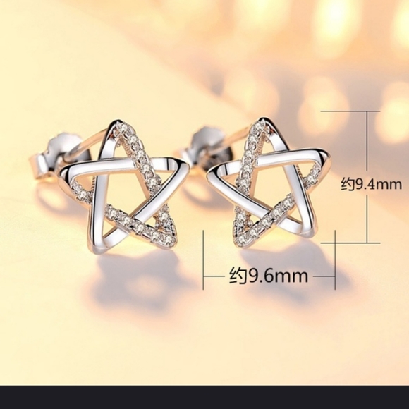 ⭐⭐Beautiful dainty Sterling Silver star studs⭐⭐ - Picture 3 of 7